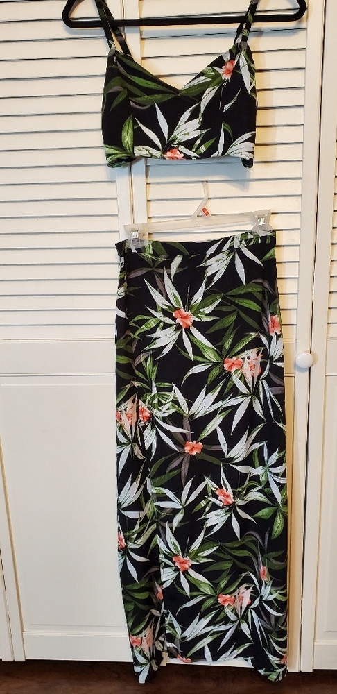 Two piece crop top and high waist skirt set